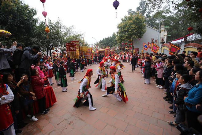 Các thanh niên làng Triều Khúc hóa trang thành nữ trong điệu múa đặc biệt - Ảnh 6.