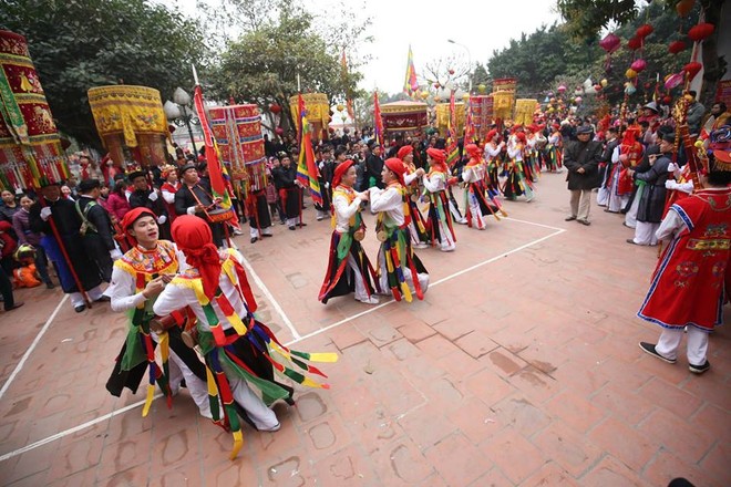 Các thanh niên làng Triều Khúc hóa trang thành nữ trong điệu múa đặc biệt - Ảnh 7.