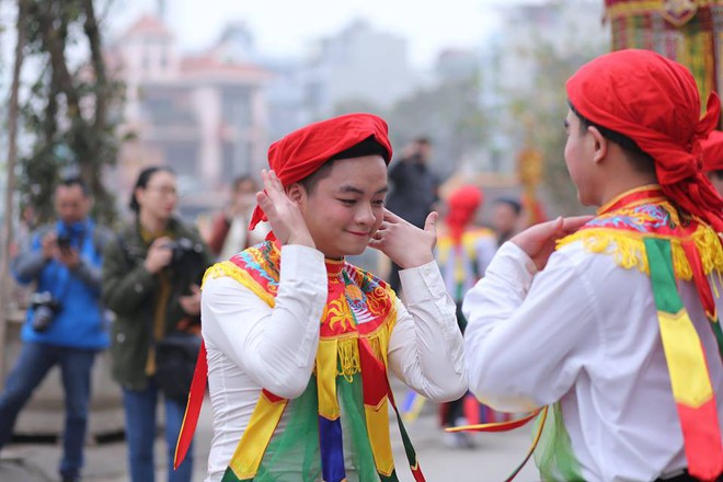 Các thanh niên làng Triều Khúc hóa trang thành nữ trong điệu múa đặc biệt - Ảnh 11.