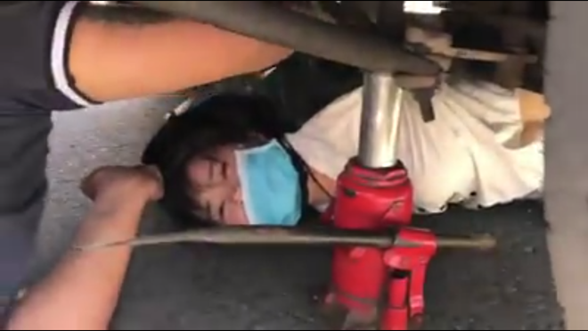 Một cô gái bị mắc kẹt dưới gầm xe trong vụ tai nạn ở Bình Dương.