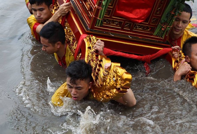 Hàng chục thanh niên trầm mình dưới nước lạnh, rước kiệu Thánh ở Thái Bình - Ảnh 6.