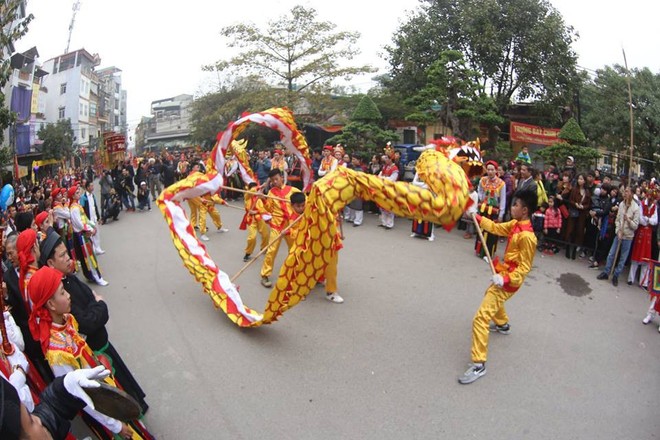 Các thanh niên làng Triều Khúc hóa trang thành nữ trong điệu múa đặc biệt - Ảnh 12.