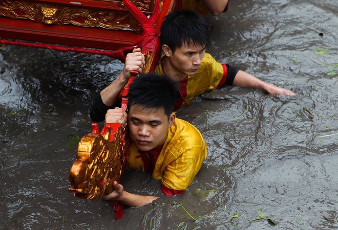 Hàng chục thanh niên trầm mình dưới nước lạnh, rước kiệu Thánh ở Thái Bình - Ảnh 7.