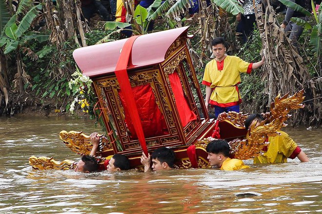 Hàng chục thanh niên trầm mình dưới nước lạnh, rước kiệu Thánh ở Thái Bình - Ảnh 9.