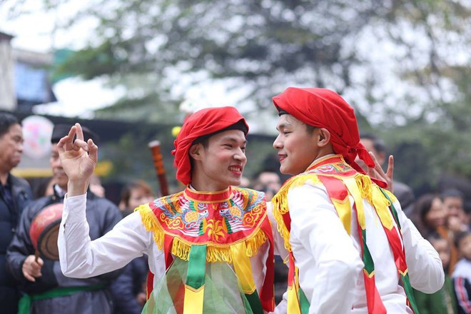 Các thanh niên làng Triều Khúc hóa trang thành nữ trong điệu múa đặc biệt - Ảnh 15.