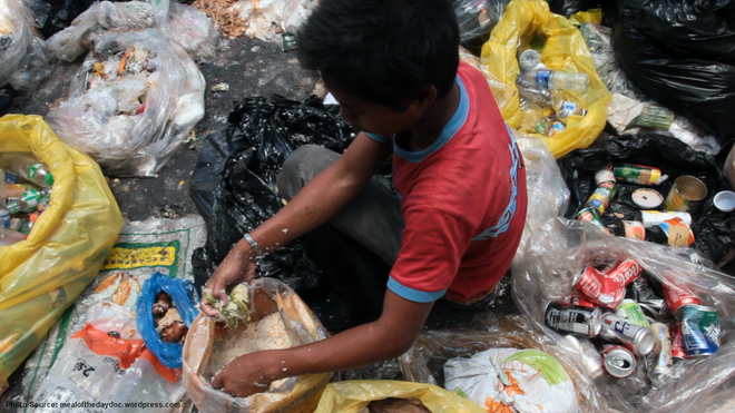 Từ bãi rác cho tới bữa ăn trong những khu ổ chuột Philippines: Khi thịt thừa cũng thành cao lương mỹ vị cho người nghèo - Ảnh 1.