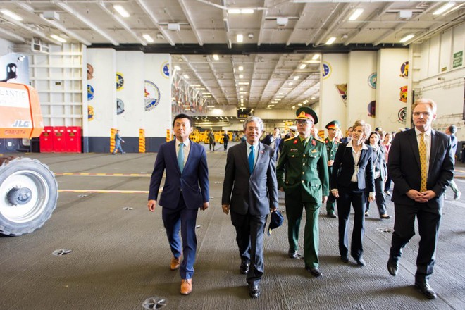 Đại sứ Phạm Quang Vinh thăm tàu sân bay USS George H.W. Bush - Ảnh 2.