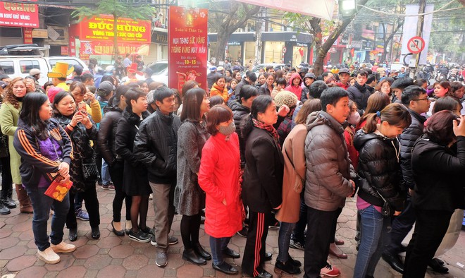 Mặc mưa rét, người dân xếp hàng dài cả tiếng đồng hồ chờ mua vàng cầu may ngày Vía Thần Tài - Ảnh 1.