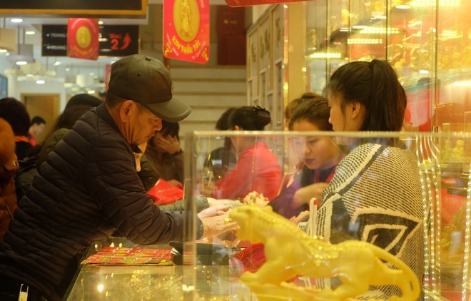 Mặc mưa rét, người dân xếp hàng dài cả tiếng đồng hồ chờ mua vàng cầu may ngày Vía Thần Tài - Ảnh 9.