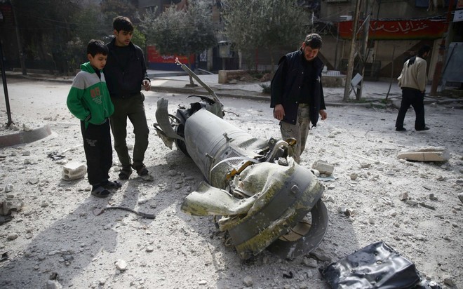 7 ngày qua ảnh: Dân Syria xem xác tên lửa rơi trên phố - Ảnh 4.