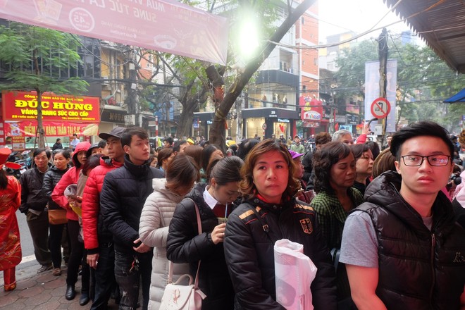 Mặc mưa rét, người dân xếp hàng dài cả tiếng đồng hồ chờ mua vàng cầu may ngày Vía Thần Tài - Ảnh 2.