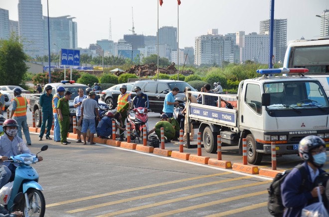 Ngã vào làn đường ô tô, nam thanh niên bị xe tải cán tử vong ở Sài Gòn - Ảnh 1.