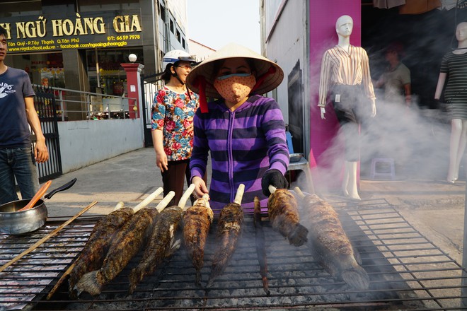 Người dân Sài Gòn đổ xô đi mua hàng nghìn con cá lóc nướng cúng vía Thần Tài - Ảnh 4.
