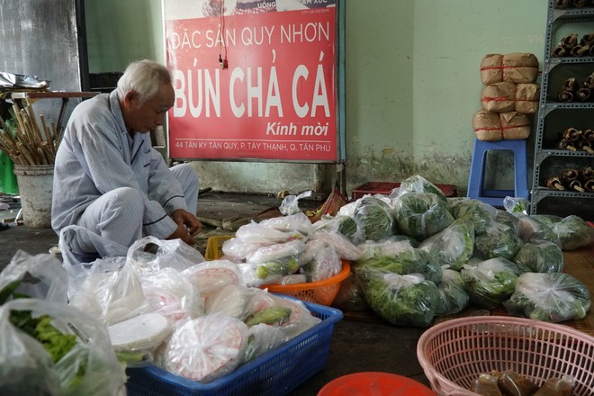 Người dân Sài Gòn đổ xô đi mua hàng nghìn con cá lóc nướng cúng vía Thần Tài - Ảnh 6.