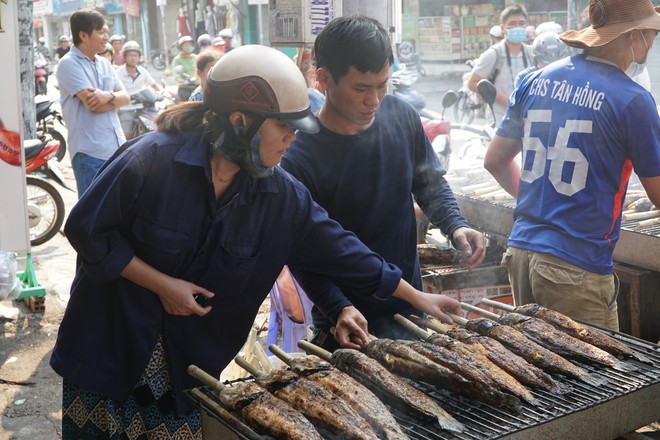 Người dân Sài Gòn đổ xô đi mua hàng nghìn con cá lóc nướng cúng vía Thần Tài - Ảnh 5.