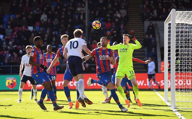Harry Kane kết thúc tháng huy hoàng bằng cú đánh đầu đem Tottenham trở lại