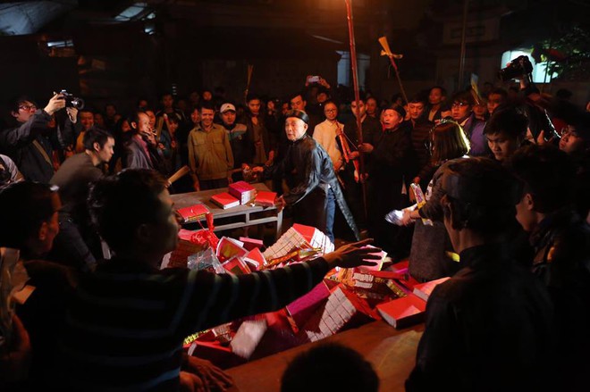 Hà Nội: Hàng trăm người dân dự lễ hội lấy đỏ đầu năm - Ảnh 5.
