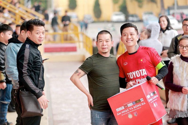 Sao Người phán xử và Tuấn Hưng chung tay, hỗ trợ thủ môn U23 Việt Nam có mẹ bị ung thư - Ảnh 3.