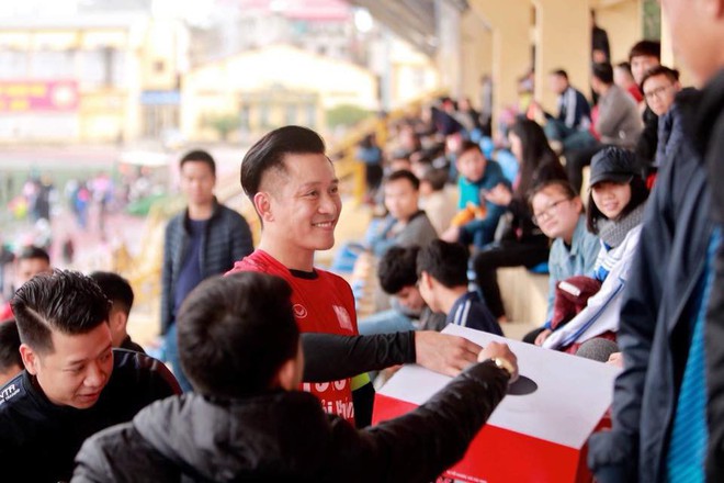Sao Người phán xử và Tuấn Hưng chung tay, hỗ trợ thủ môn U23 Việt Nam có mẹ bị ung thư - Ảnh 5.