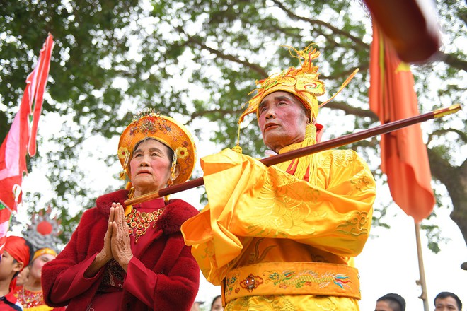 Hàng ngàn người chen chân xem rước vua sống tung tiền phát lộc - Ảnh 3.