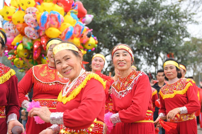 Hàng ngàn người chen chân xem rước vua sống tung tiền phát lộc - Ảnh 16.