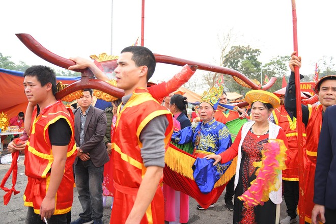 Hàng ngàn người chen chân xem rước vua sống tung tiền phát lộc - Ảnh 14.