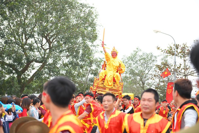 Hàng ngàn người chen chân xem rước vua sống tung tiền phát lộc - Ảnh 9.