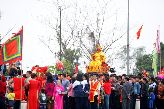 Hàng ngàn người chen chân xem rước vua sống tung tiền phát lộc - Ảnh 2.