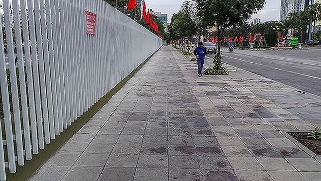 Điểm mặt hàng loạt tuyến phố Hà Nội tự ý chi tiền tỷ lát đá vỉa hè - Ảnh 1.