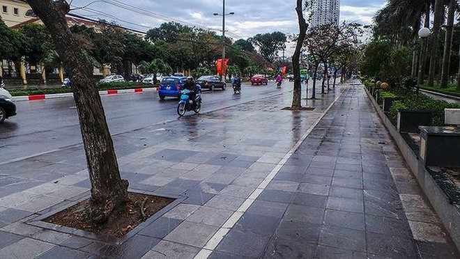 Điểm mặt hàng loạt tuyến phố Hà Nội tự ý chi tiền tỷ lát đá vỉa hè - Ảnh 5.