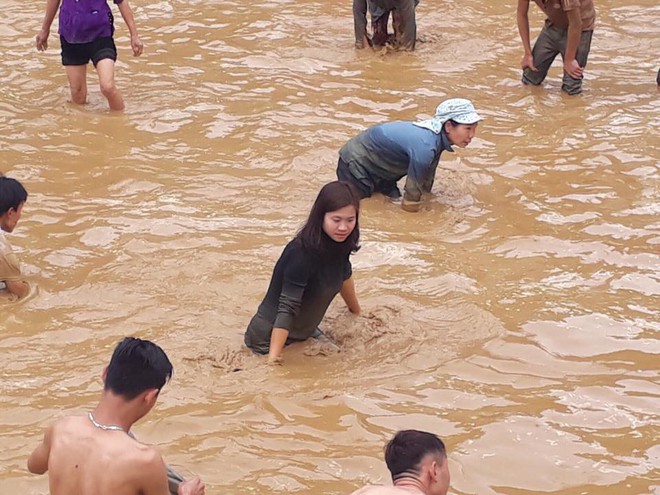 Gần nửa tấn cá đổ xuống hồ, hàng trăm người tranh nhau bắt, nhét đầy túi quần - Ảnh 2.