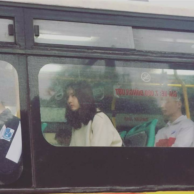 Dù bị mờ, nhưng bức ảnh chụp lén cô gái trên xe buýt vẫn gây bão mạng Việt - Ảnh 1.