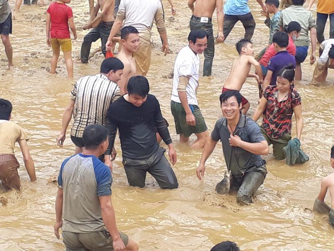 Gần nửa tấn cá đổ xuống hồ, hàng trăm người tranh nhau bắt, nhét đầy túi quần - Ảnh 6.