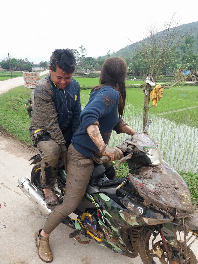 Diện áo quần là lượt đi đón dâu, đôi nam nữ nhận cái kết ê chề dưới ruộng lúa - Ảnh 1.