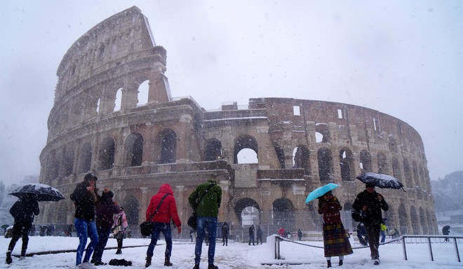 “Thành phố Vĩnh cửu” Rome bỗng hóa trắng xóa sau trận tuyết kỷ lục - Ảnh 1.
