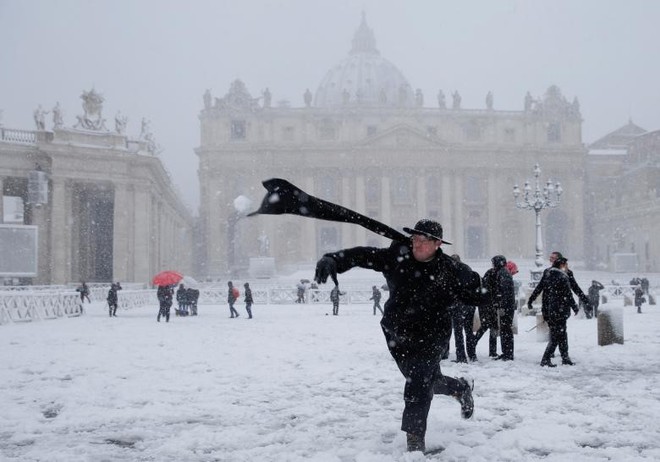 “Thành phố Vĩnh cửu” Rome bỗng hóa trắng xóa sau trận tuyết kỷ lục - Ảnh 14.
