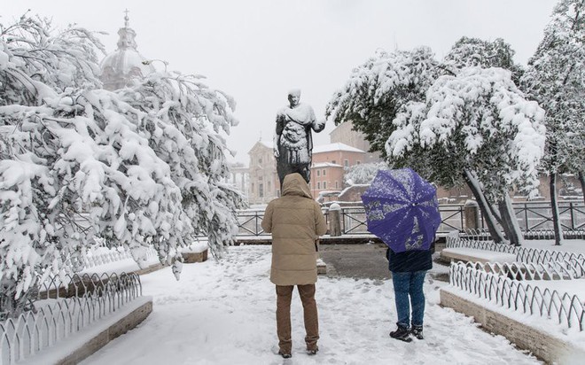 “Thành phố Vĩnh cửu” Rome bỗng hóa trắng xóa sau trận tuyết kỷ lục - Ảnh 10.