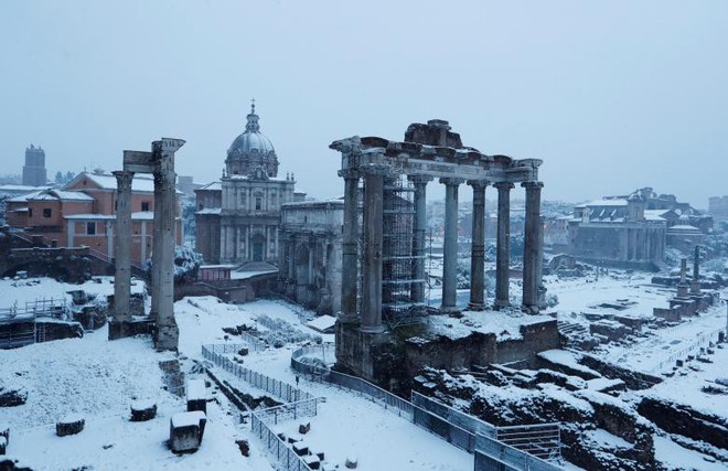“Thành phố Vĩnh cửu” Rome bỗng hóa trắng xóa sau trận tuyết kỷ lục - Ảnh 6.