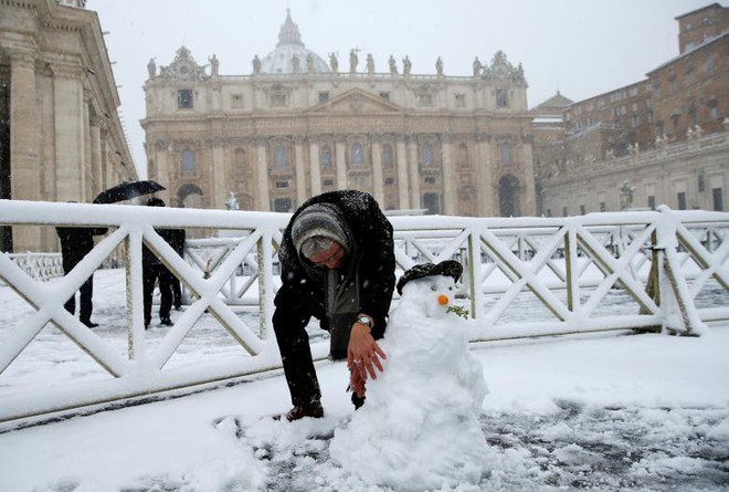 “Thành phố Vĩnh cửu” Rome bỗng hóa trắng xóa sau trận tuyết kỷ lục - Ảnh 13.
