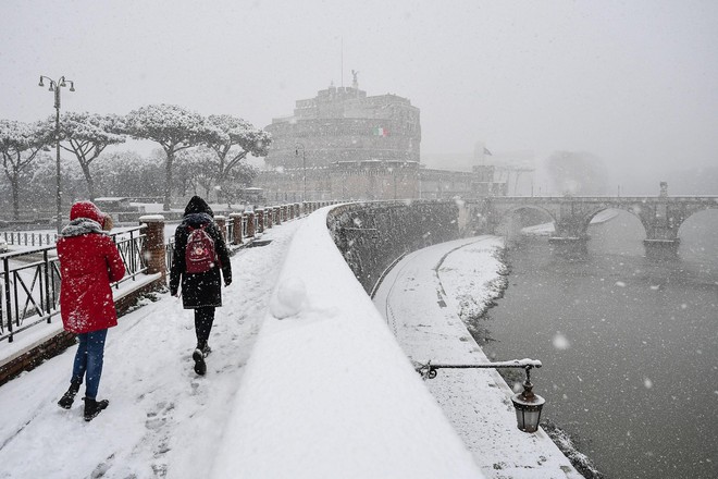 “Thành phố Vĩnh cửu” Rome bỗng hóa trắng xóa sau trận tuyết kỷ lục - Ảnh 3.