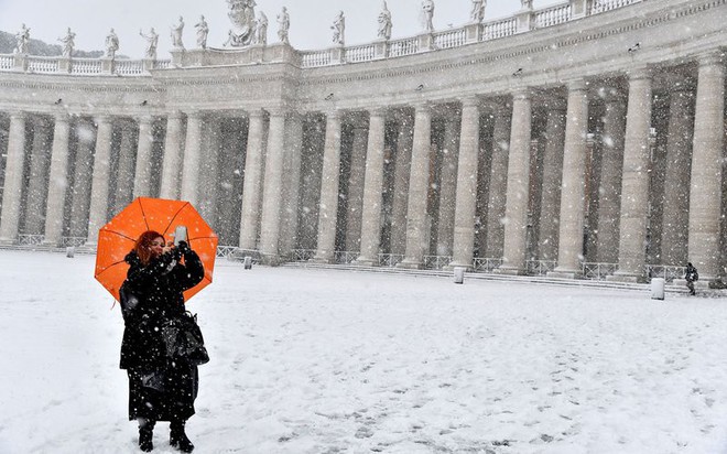 “Thành phố Vĩnh cửu” Rome bỗng hóa trắng xóa sau trận tuyết kỷ lục - Ảnh 8.