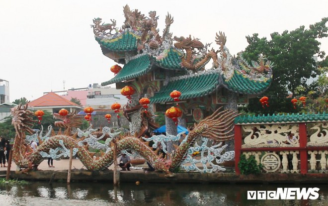 Ngôi miếu hơn 300 tuổi đeo trên mình 100 con rồng giữa lòng sông Sài Gòn - Ảnh 1.