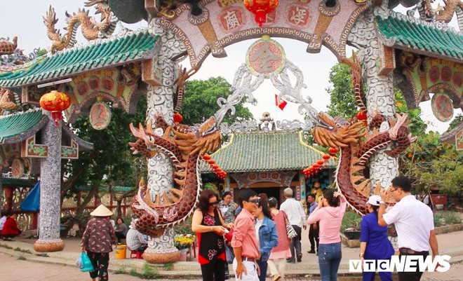 Ngôi miếu hơn 300 tuổi đeo trên mình 100 con rồng giữa lòng sông Sài Gòn - Ảnh 2.