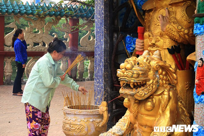 Ngôi miếu hơn 300 tuổi đeo trên mình 100 con rồng giữa lòng sông Sài Gòn - Ảnh 6.