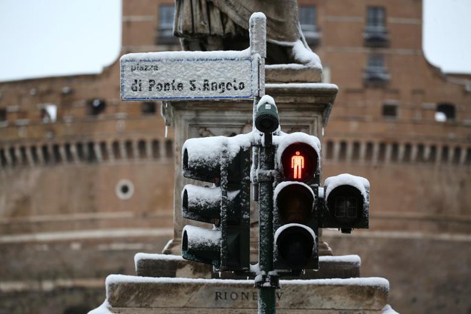 “Thành phố Vĩnh cửu” Rome bỗng hóa trắng xóa sau trận tuyết kỷ lục - Ảnh 2.