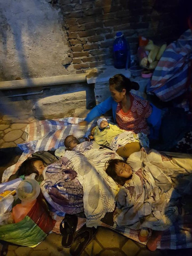 Người mẹ trẻ mang 4 đứa con nheo nhóc từ Quảng Trị ra Hà Nội xin quần áo - Ảnh 5.