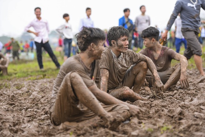 Ảnh: Chỉ 100 trai tráng được chọn, nhưng hàng nghìn người cùng lao vào cướp phết Hiền Quan - Ảnh 15.