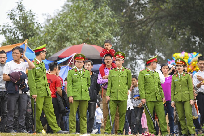 Ảnh: Chỉ 100 trai tráng được chọn, nhưng hàng nghìn người cùng lao vào cướp phết Hiền Quan - Ảnh 4.