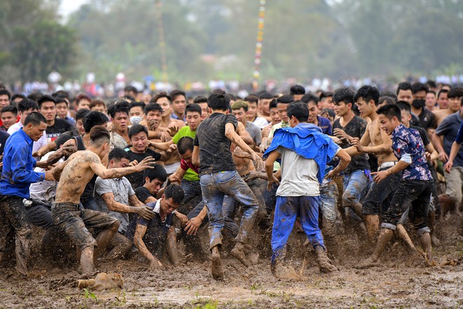 Ảnh: Chỉ 100 trai tráng được chọn, nhưng hàng nghìn người cùng lao vào cướp phết Hiền Quan - Ảnh 7.