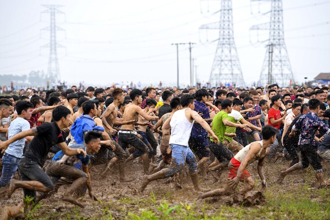 Ảnh: Chỉ 100 trai tráng được chọn, nhưng hàng nghìn người cùng lao vào cướp phết Hiền Quan - Ảnh 8.